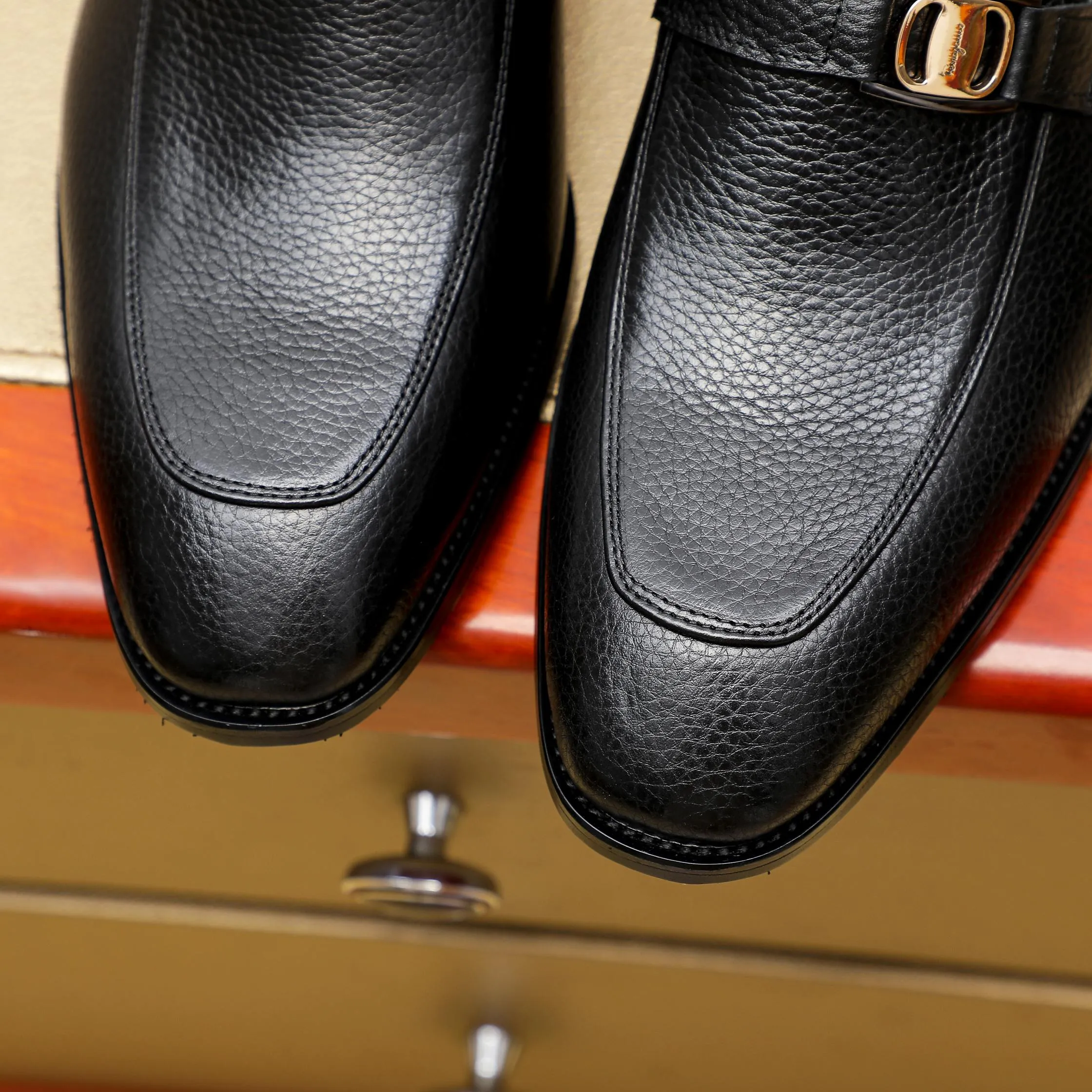 Men's shoes 💰460 🕷🕷🐂【Ferragamo】Ferragamo Popular fashion leather shoes🇨🇳Official website counter 1:1 production, original mold opening💯Good quality can be seen, imported high-end first-layer waxed calfskin, water-dyed🐂leather lining🌿very clear texture, high-quality waterproof, non-slip and wear-resistant outsole🎋high quality and low price, truly handmade🍓2 colors available! Code number 38-44……(45.46.Customized)
